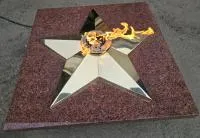 Плита из красного гранита (518205) монтаж комплект горелка ГВД 379 10 89 00 ПС вечный огонь звезда латунь ø 1100 мм. пустотелая  в Курильске